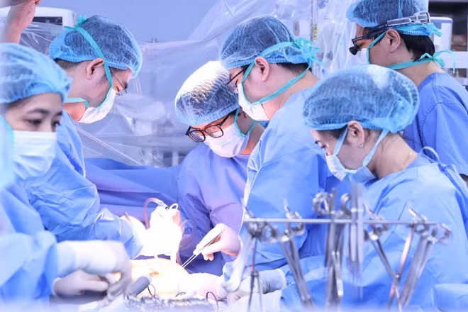 Các bác sĩ tiến hành lấy tạng hiến.