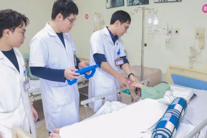 Bác sĩ thăm khám cho bệnh nhân.