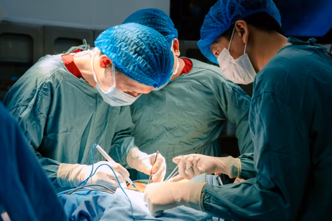 Tiến sĩ, bác sĩ Trần Thanh Tùng - Trưởng Khoa Ngoại tổng hợp cùng ê-kíp mổ phối hợp thực hiện phẫu thuật cho người bệnh.