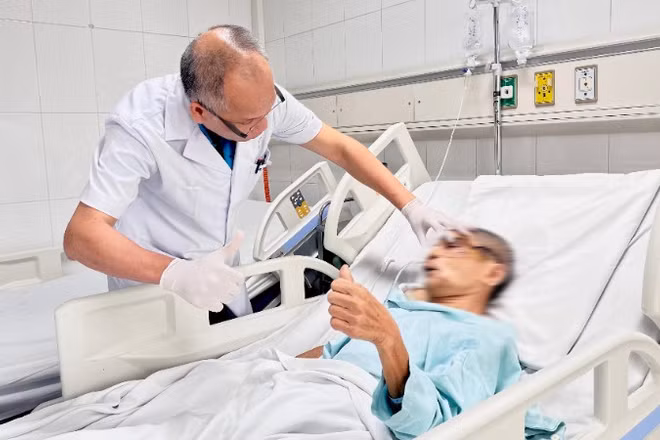 Phó Giáo sư, Tiến sĩ Nguyễn Hồng Hà - Trưởng khoa Phẫu thuật Hàm mặt, Tạo hình và Thẩm mỹ khám lại cho người bệnh.