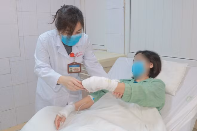 Bác sĩ thăm khám cho bệnh nhân. 