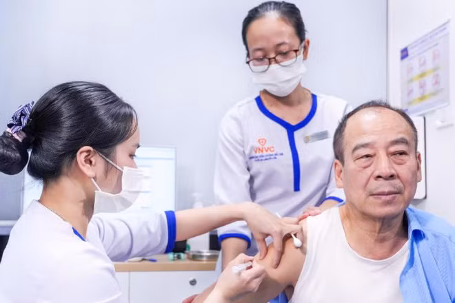 Phó Giáo sư, Tiến sĩ, nguyên Cục trưởng Cục Y tế Dự phòng tiêm vaccine RSV.