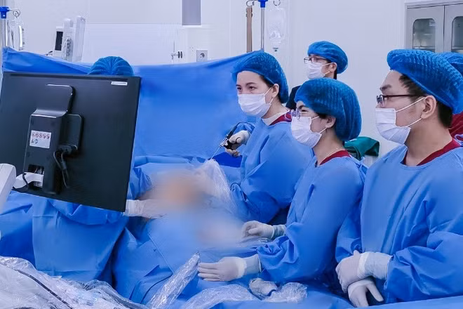 Tiến sĩ, bác sĩ Nguyễn Thị Sim, Giám đốc Trung tâm Y học Bào Thai PhenikaaMec thực hiện can thiệp cho bào thai. 