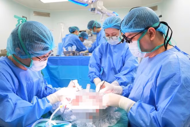 Tiến hành ca ghép tạng cho người bệnh.