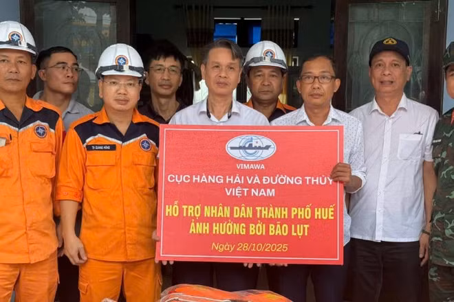 Đoàn công tác hỗ trợ trang thiết bị cứu sinh cho các xã tại thành phố Huế.