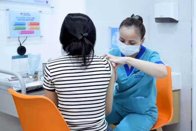 Tiêm vaccine HPV phòng ngừa các bệnh ung thư nguy hiểm (cổ tử cung, âm hộ, âm đạo, hậu môn, vòm họng, miệng) và mụn cóc sinh dục (sùi mào gà).