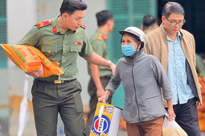 Quỹ “Vì cuộc sống bình yên” trao những phần quà hỗ trợ thiết thực để bà con tái thiết cuộc sống.