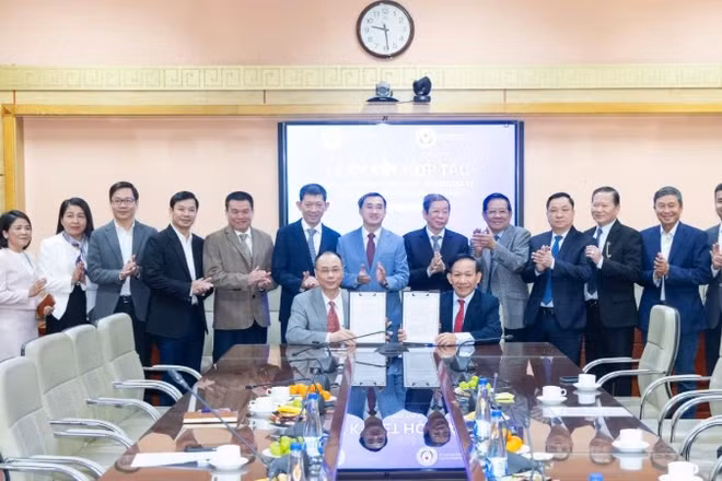 Trung tâm Thông tin Y tế quốc gia và Hội hành nghề Y tư nhân Việt Nam ký kết hợp tác dưới sự chứng kiến của lãnh đạo Bộ Y tế. 