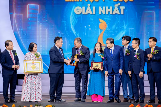 Bệnh viện Hữu nghị Việt Đức vừa được trao Giải Nhất trong lĩnh vực Y dược với công trình “Triển khai ghép đa tạng từ người hiến chết não tại Bệnh viện Hữu nghị Việt Đức”.