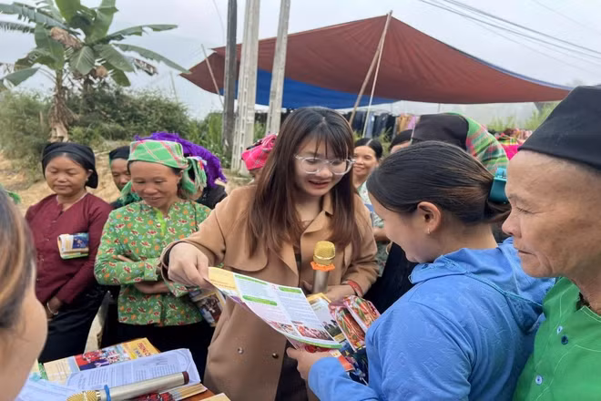 Tuyên truyền cho bà con tại các địa bàn ở vùng cao. 