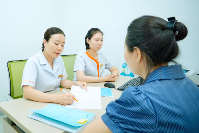 Thạc sĩ, bác sĩ Lê Thị Thu Hiền tư vấn cho cặp vợ chồng thăm khám, thực hiện IVF.