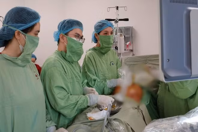 Tiến sĩ, bác sĩ Phan Huyền Thương, Phó Giám đốc Phụ trách Trung tâm Can thiệp bào thai thực hiện kỹ thuật dẫn lưu màng phổi cho bào thai. 