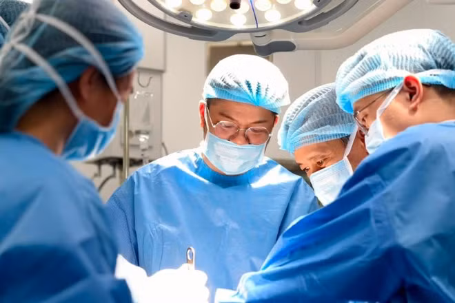 Các bác sĩ tiến hành ca phẫu thuật đầu tiên tại cơ sở Ninh Bình.