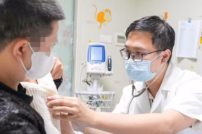 Bệnh nhi được thăm khám, theo dõi sát sao theo chiến lược điều trị nhiều giai đoạn.