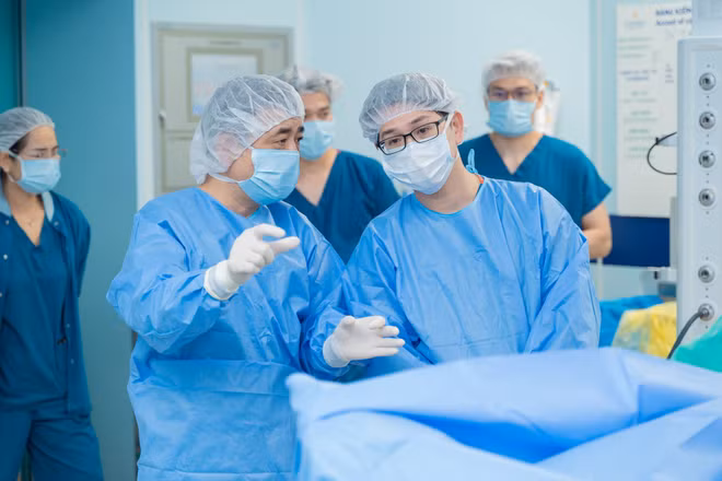 Phó Giáo sư, Tiến sĩ Phạm Văn Bình trao đổi với đồng nghiệp trong ca phẫu thuật.