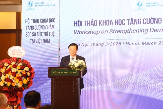 Phó Giáo sư, Tiến sĩ Nguyễn Trung Anh, Giám đốc Bệnh viện Lão khoa Trung ương phát biểu tại hội thảo. 