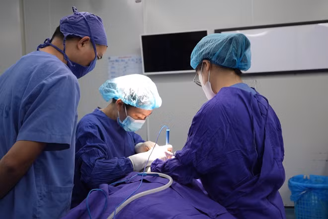 Bác sĩ thực hiện can thiệp lấy dị vật cho bệnh nhân. (Ảnh: BVCC)