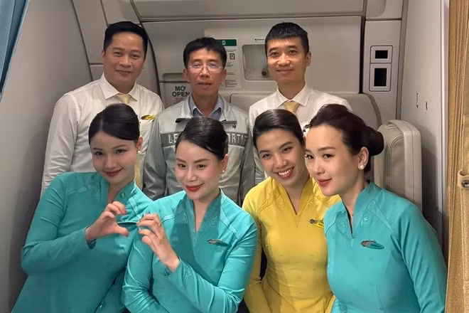 Giáo sư, Tiến sĩ Mai Duy Tôn (mặc áo ghi, đứng giữa) chụp ảnh cùng phi hành đoàn.