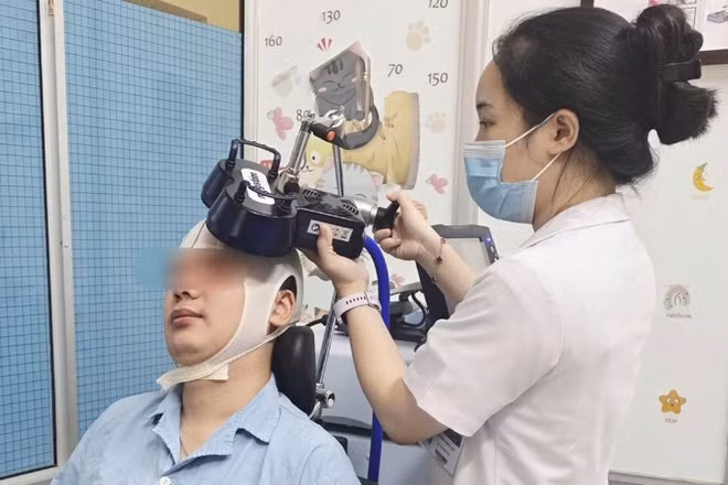 Người bệnh nam 32 tuổi được điều trị kích thích từ trường xuyên sọ.
