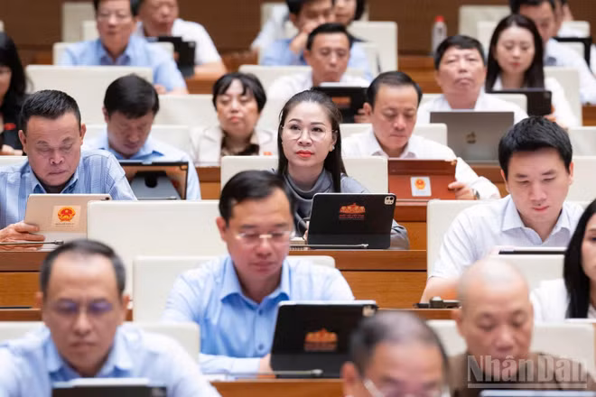 Quốc hội thảo luận ở hội trường sáng 22/8. (Ảnh: DUY LINH)