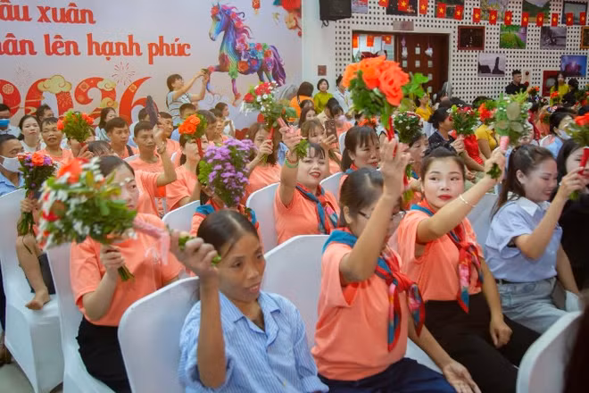 Với chủ đề “Đem ánh sáng nhân ái - Chạm nỗi niềm không tên” kỷ niệm ngày Thalassemia Thế giới, nhiều hoạt động hướng tới các vấn đề về tâm lý-xã hội của người bệnh, đặc biệt là chia sẻ với những nỗi niềm riêng của phụ nữ, trẻ em gái mắc bệnh tan máu bẩm sinh và những người mẹ có con bị bệnh.