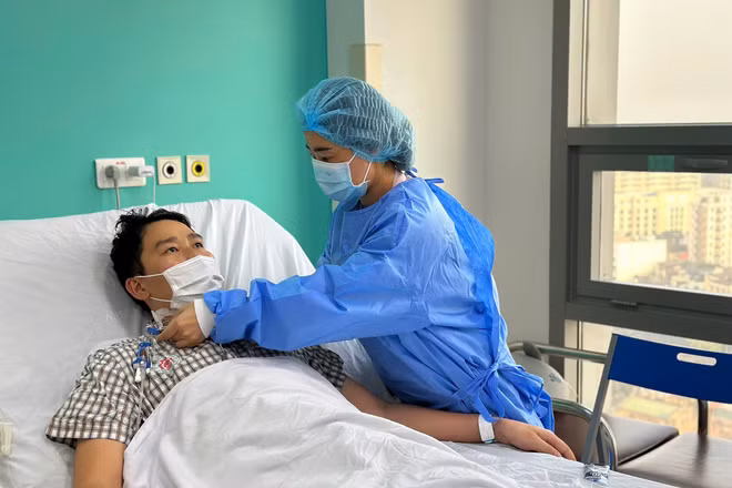 Hai vợ chồng đang bình phục sau ca phẫu thuật.
