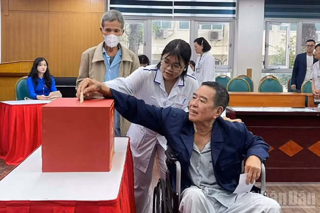 Ông Phạm Mạnh Chuân (71 tuổi, quê Hưng Yên) bỏ phiếu tại điểm bỏ phiếu lưu động tại Bệnh viện Bạch Mai. 