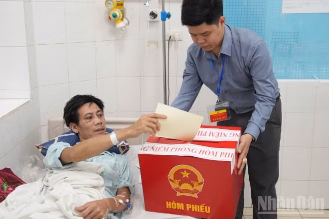 Hòm phiếu di động giúp người bệnh đang nằm điều trị trên giường bệnh vẫn thực hiện được quyền cử tri. 