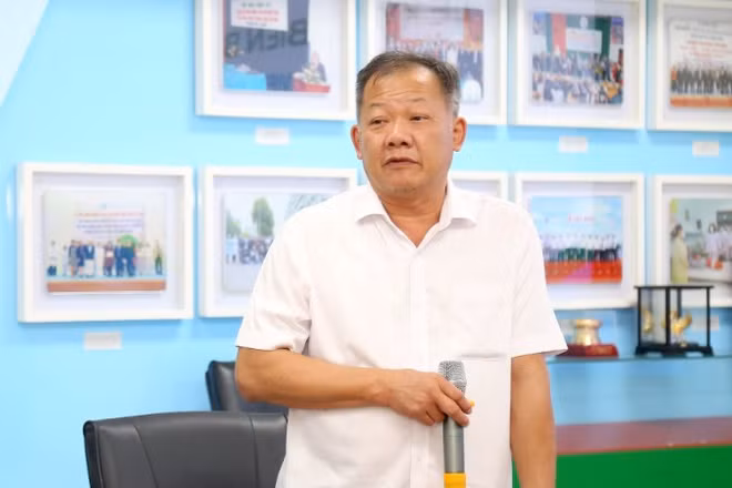 Phó Giáo sư, Tiến sĩ Dương Đức Hùng, Giám đốc Bệnh viện Hữu nghị Việt Đức chia sẻ về triển khai hoạt động khám, chữa bệnh tại cơ sở Hà Nam. 