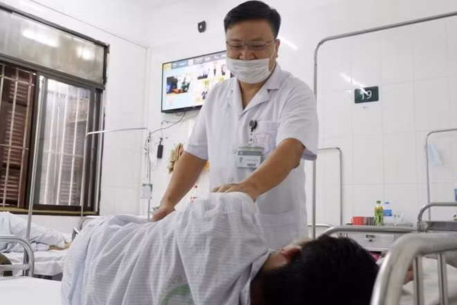 Bác sĩ Viện Sức khỏe tâm thần, Bệnh viện Bạch Mai thăm khám cho bệnh nhân. (Ảnh: BVCC)