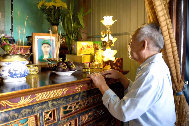 Cụ Nguyễn Tiến Minh (90 tuổi) cuối cùng đã tìm thấy người em trai hy sinh từ 53 năm trước. (Ảnh chụp năm 2025: GeneStory cung cấp)