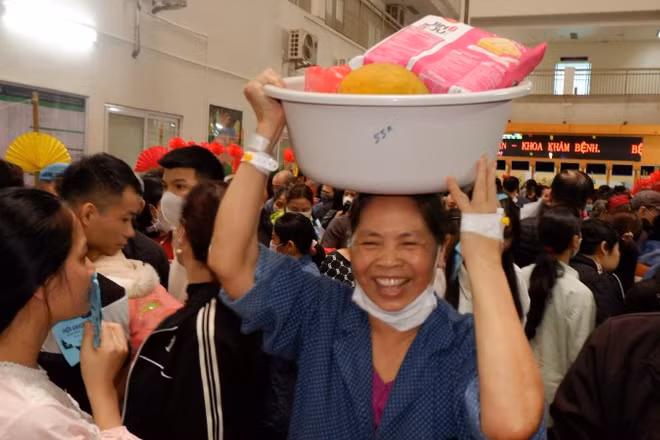 Người bệnh dù tay đeo kim luồn nhưng rất vui vẻ, hạnh phúc trong phiên chợ "0 đồng".