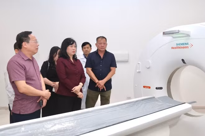 Bộ trưởng Y tế yêu cầu bệnh viện tiếp tục rà soát kỹ lưỡng các phương án vận hành, bảo đảm mọi quy trình được thực hiện an toàn, thông suốt, lấy người bệnh làm trung tâm.