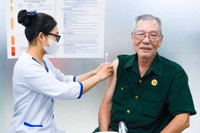 Nhân viên y tế tiêm vaccine cho cựu chiến binh. (Ảnh: VNVC cung cấp)