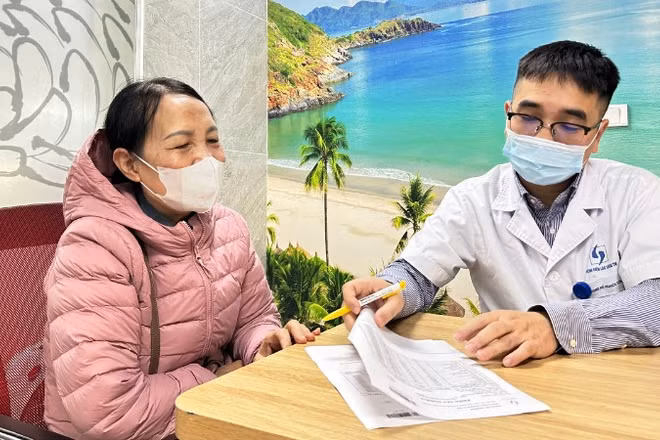 Bác sĩ khám và tư vấn cho người bệnh.