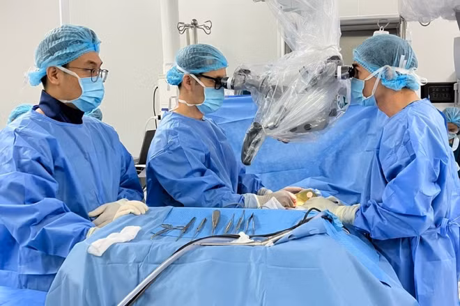 Bác sĩ thực hiện kỹ thuật nút mạch nuôi u trước mổ, giúp giảm lượng máu chảy trong quá trình phẫu thuật.
