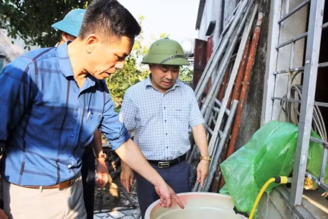 Lãnh đạo Trung tâm Kiểm soát bệnh tật Hà Tĩnh kiểm tra, hướng dẫn triển khai các biện pháp phòng bệnh lây lan.