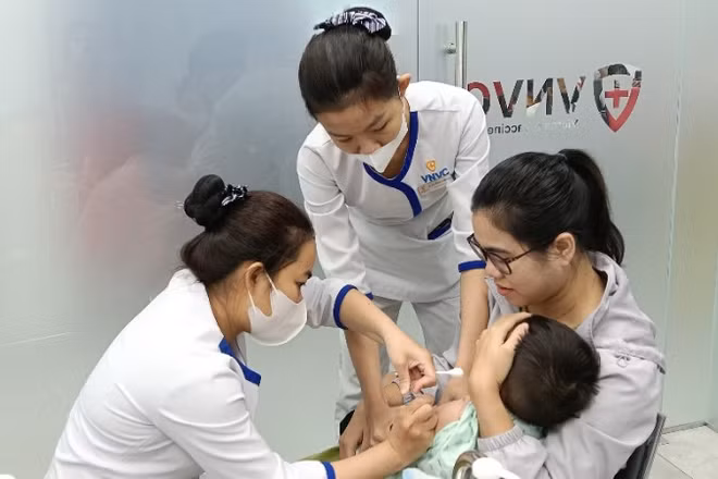 Tiêm vaccine phòng bệnh.