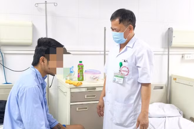 Bác sĩ thăm khám bệnh nhân. 