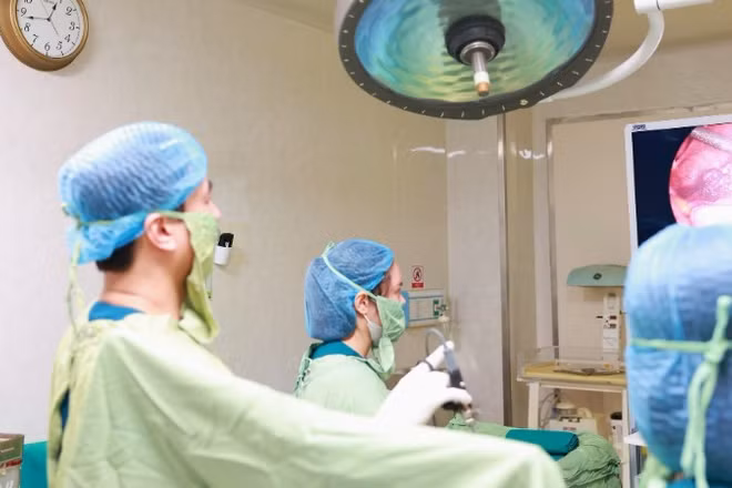 Các bác sĩ phẫu thuật cấp cứu cho bệnh nhân. 