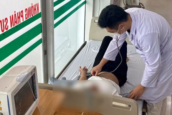 Nam shipper nằm điều trị tại Bệnh viện Bệnh Nhiệt đới Trung ương.