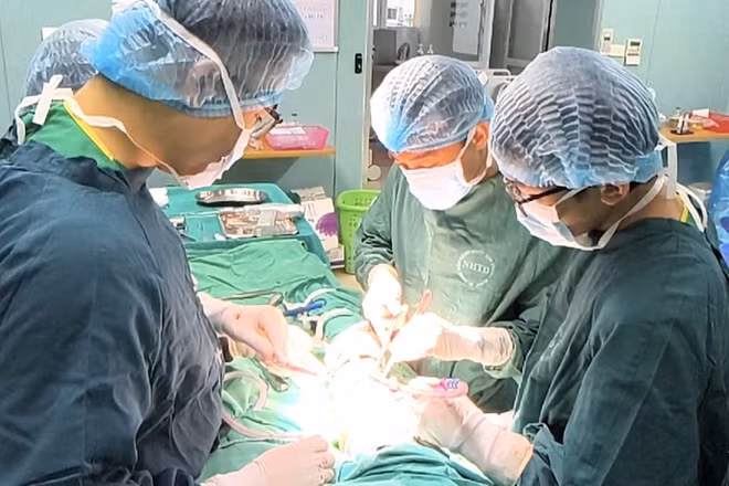 Bác sĩ phẫu thuật cho bệnh nhân.