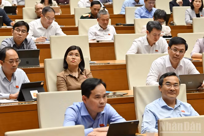 Các đại biểu thảo luận ở hội trường chiều 10/4. (Ảnh: DUY LINH)