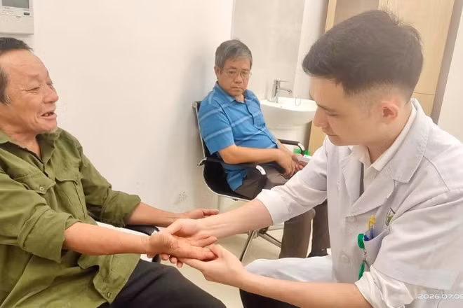 Bác sĩ khám cho cán bộ, cựu chiến binh, thương bệnh binh, người có công với cách mạng và các gia đình chính sách.