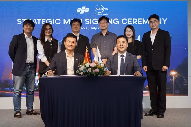 Ông Vũ Anh Tú, Giám đốc Điều hành FPT UAV, Tập đoàn FPT và ông Kwon Ki-jung, Tổng Giám đốc NARMA Inc. đại diện ký kết hợp tác.