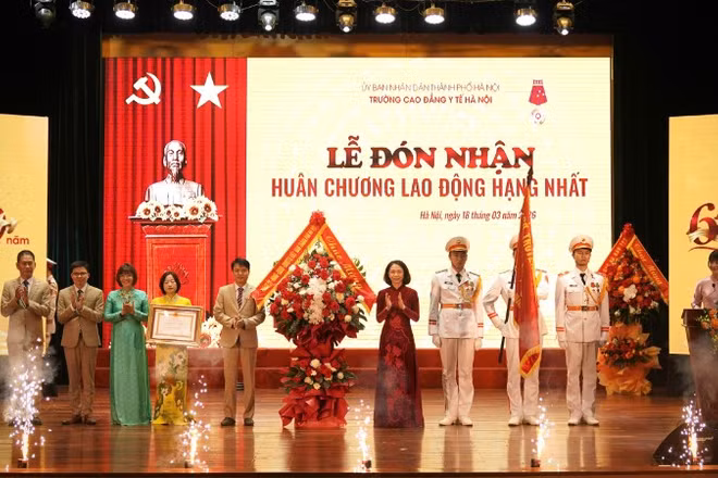 Trường Cao đẳng Y tế Hà Nội đón nhận Huân chương Lao động hạng Nhất.