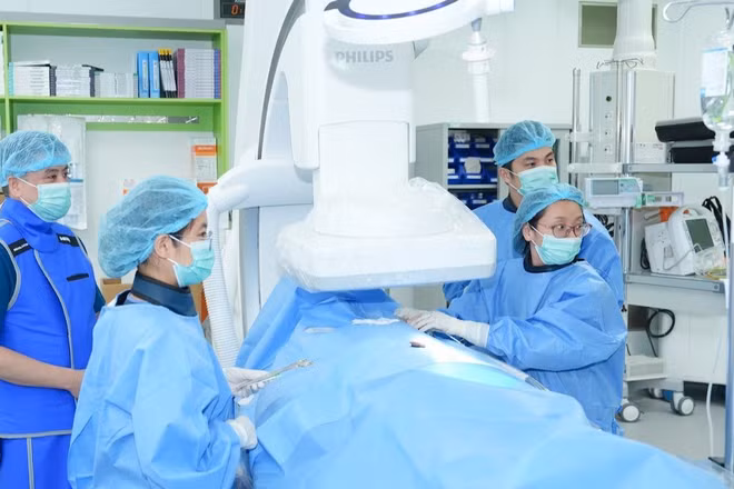 Tiến sĩ, bác sĩ Phạm Trần Linh và ê-kíp thực hiện một ca can thiệp cho bệnh nhân. (Ảnh: BVCC)