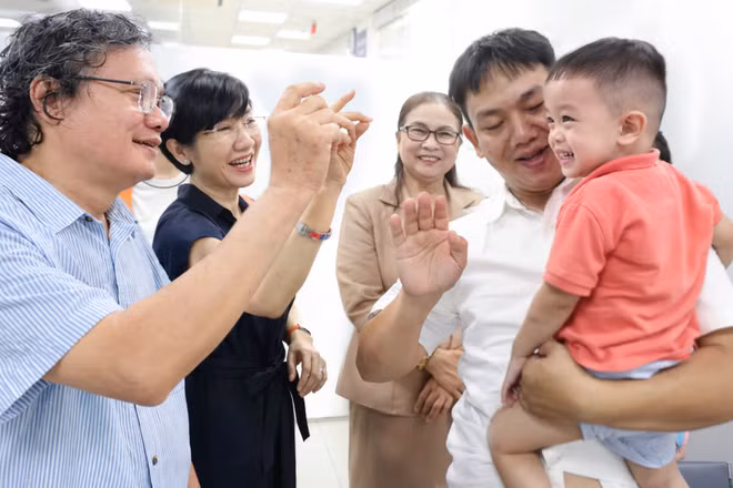 Bác sĩ Trương Hữu Khanh, Phó Chủ tịch Hội Truyền nhiễm Thành phố Hồ Chí Minh thăm hỏi các em nhỏ được tiêm vaccine tay chân miệng, sáng 25/9.