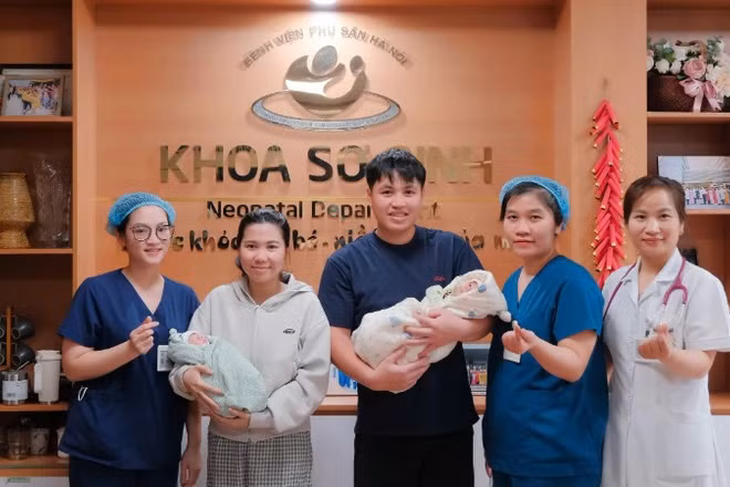 Gia đình sản phụ được đón con về với gia đình sau thời gian đằng đẵng trẻ nằm tại Khoa Sơ sinh.