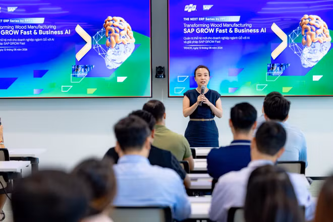 Bà Hoàng Thu Quỳnh - đại diện SAP Việt Nam chia sẻ về lý do SAP cùng FPT tổ chức sự kiện đồng hành cùng doanh nghiệp ngành gỗ số hóa, chuẩn hóa quản trị. (Ảnh: FPT cung cấp)